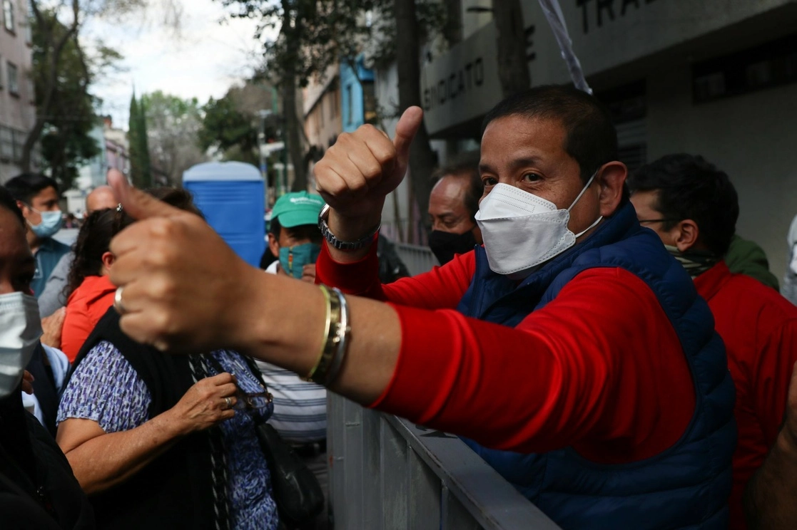 Héctor Sosa, secretario de la Sección 34 del Sindicato de Trabajadores Petroleros de la República Mexicana, saluda a los trabajadores que acuden a la sede del STPRM en la CDMX. Foto Cuartoscuro