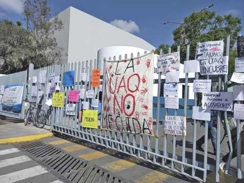 Protesta estudiantil en la fachada de la UAQ en octubre de 2022. Foto Mariana Chávez