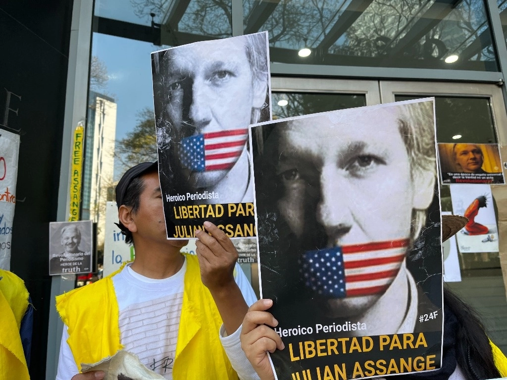 Colectivo #F24 Coalición Vida y Libertad Julian Assange, protestan en favor del fundador de Wikileaks frente a la embajada británica en CDMX, el 21 de febrero de 2024. Foto Luis Castillo
