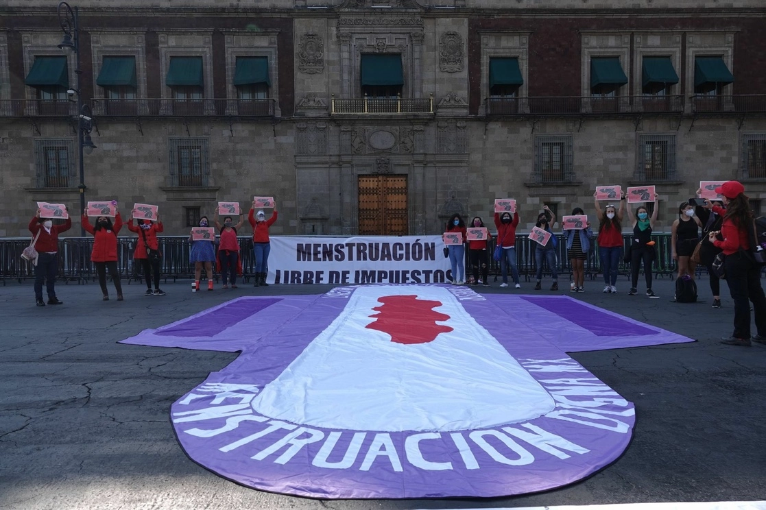 Mujeres, durante una protesta en la plancha del Zócalo para exigir el retiro del IVA a productos de higiene íntima, así como una desestigmatización de la menstruación. Foto Cuartoscuro / Archivo 