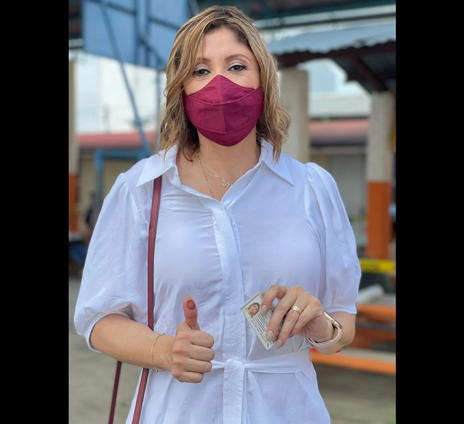 Mónica Rangel, candidata de Morena a la gubernatura de SLP votó en el municipio de Tamazunchale, el 6 de junio de 2021. Foto tomada del Twitter de @MonicaRangelSLP
