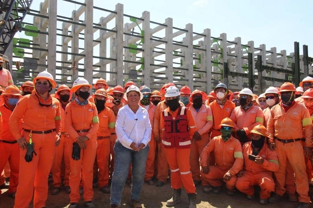La secretaria de Energía, Rocío Nahle, con trabajadores de la construcción de la refinería Dos Bocas, Tabasco, en video presentado en la conferencia matutina del 18 de octubre de 2021. Foto tomada del Twitter de @rocionahle
