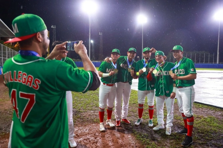 Fernando Villegas, el jugador más productivo de la selección mexicana, retrata a sus compañeros tras ser declarados monarcas centroamericanos. Foto @LigaMexBeis 



