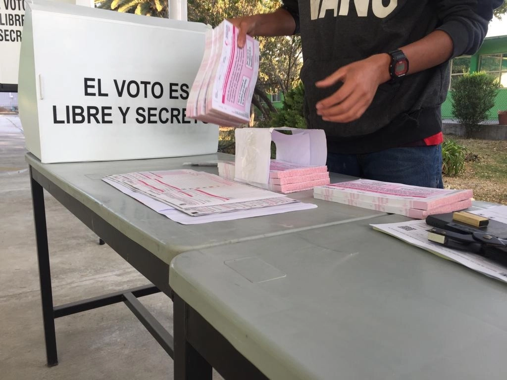 Ciudadanos participan en la instalación de una casilla para la revocación de mandato en la Ciudad de México, el 10 de abril de 2022. Foto Guillermo Sologuren