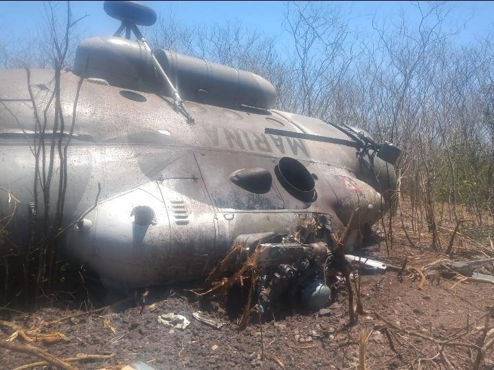 La Secretaría de Marina confirmó que uno de sus helicópteros sufrió un accidente al maniobrar dentro del Aeropuerto Internacional de Mazatlán, Sinaloa. Foto tomada de la cuenta de Twitter @RescateRiaz
