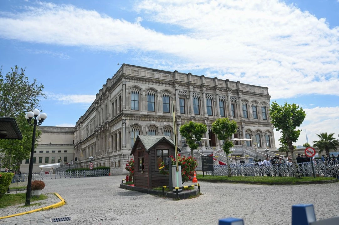 El Palacio de Ciragan, en donde se llevan a cabo las conversaciones entre Rusia y Ucrania, en Estambul, Turquía.