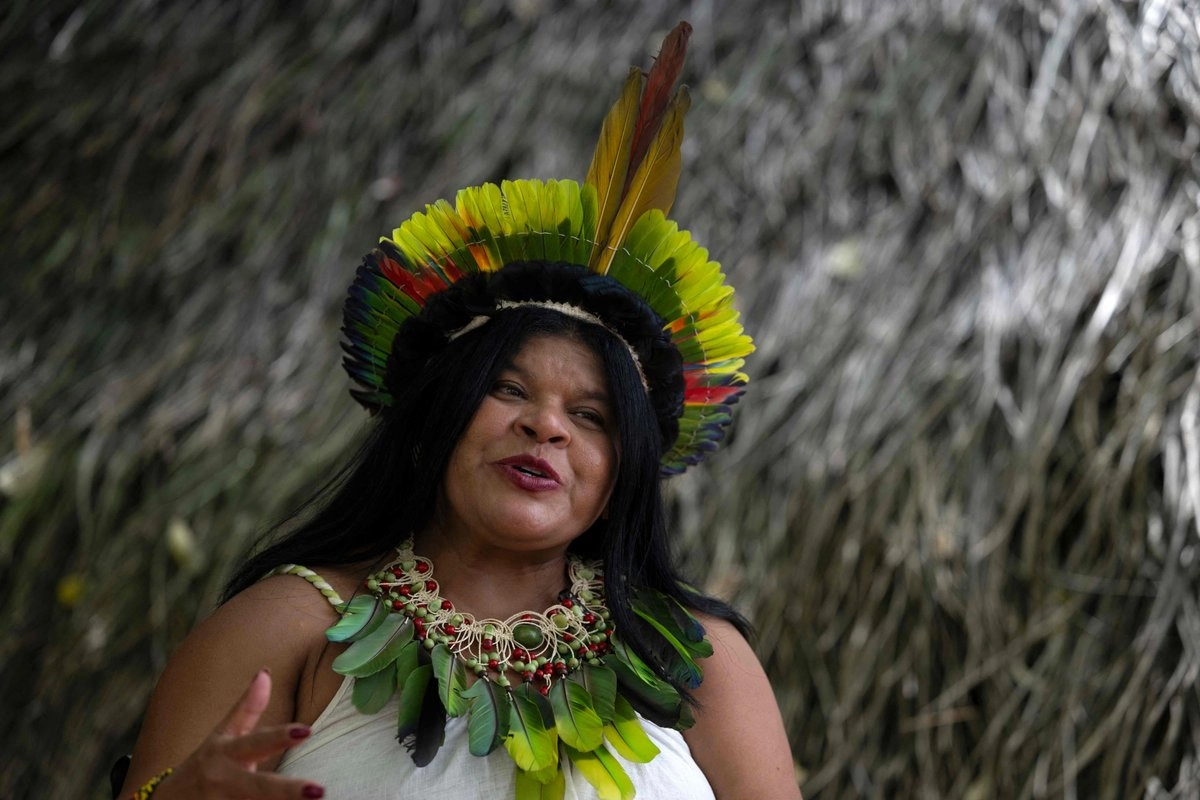 La ministra de los Pueblos Indígenas de Brasil, Sonia Guajajara, espera que los pueblos originarios tengan un papel protagonista en la COP30, que inicia lunes en Belém. Foto 