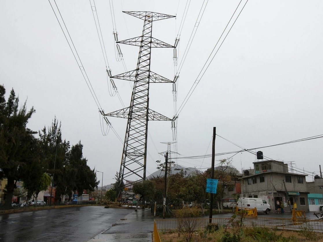 La CFE informó que hasta el cierre de las 6:00 horas de este miércoles se encuentran sin suministro sólo 89 mil 183 usuarios en los estados de Chihuahua y Tamaulipas, que representan 0.21 por ciento del total en los estados afectados. Foto Cristina Rodríguez / Archivo