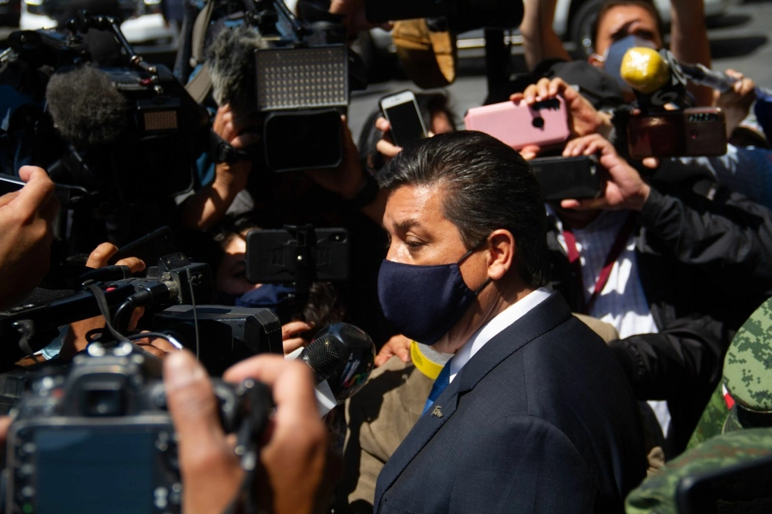 Francisco García Cabeza de Vaca, gobernador de Tamaulipas, afuera de Palacio Nacional, ayer. Foto Cuartoscuro