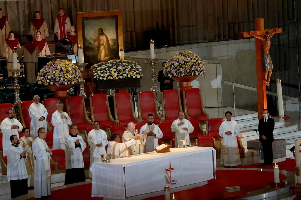 El cardenal Carlos Aguiar Retes oficia una misa en la Basílica de Guadalupe. Foto María Luisa Severiano/Archivo

