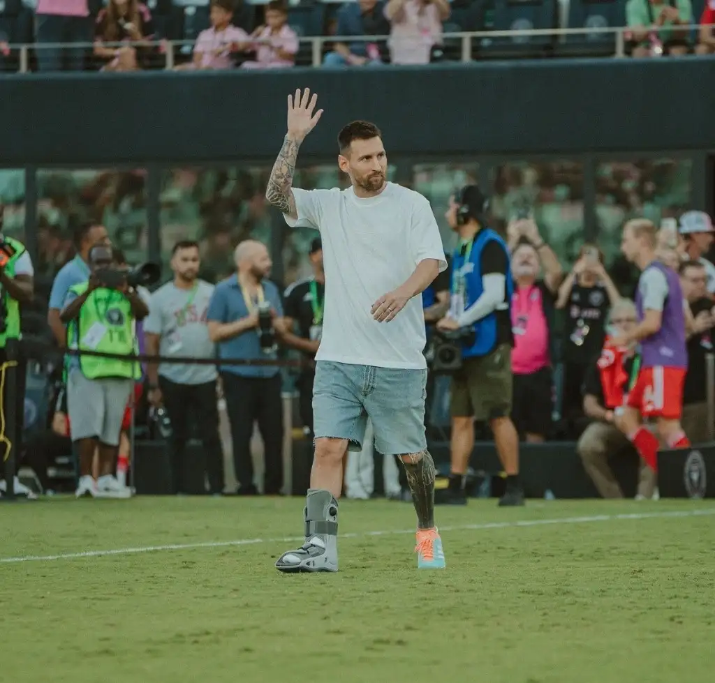 El legendario jugador argentino, Leonel Messi, sufrió una lesión en el tobillo durante la Copa América, por lo que no podrá participar en los próximos partidos de la selección Argentina. Foto Tomada de X @leomessisite