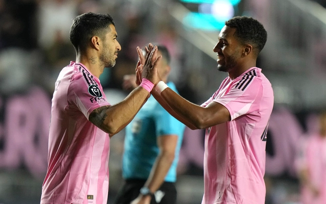 Los jugadores del Inter de Miami, Luis Suárez (izq) y Yannick Bright (der) festejan una anotación durante el encuentro. Foto 