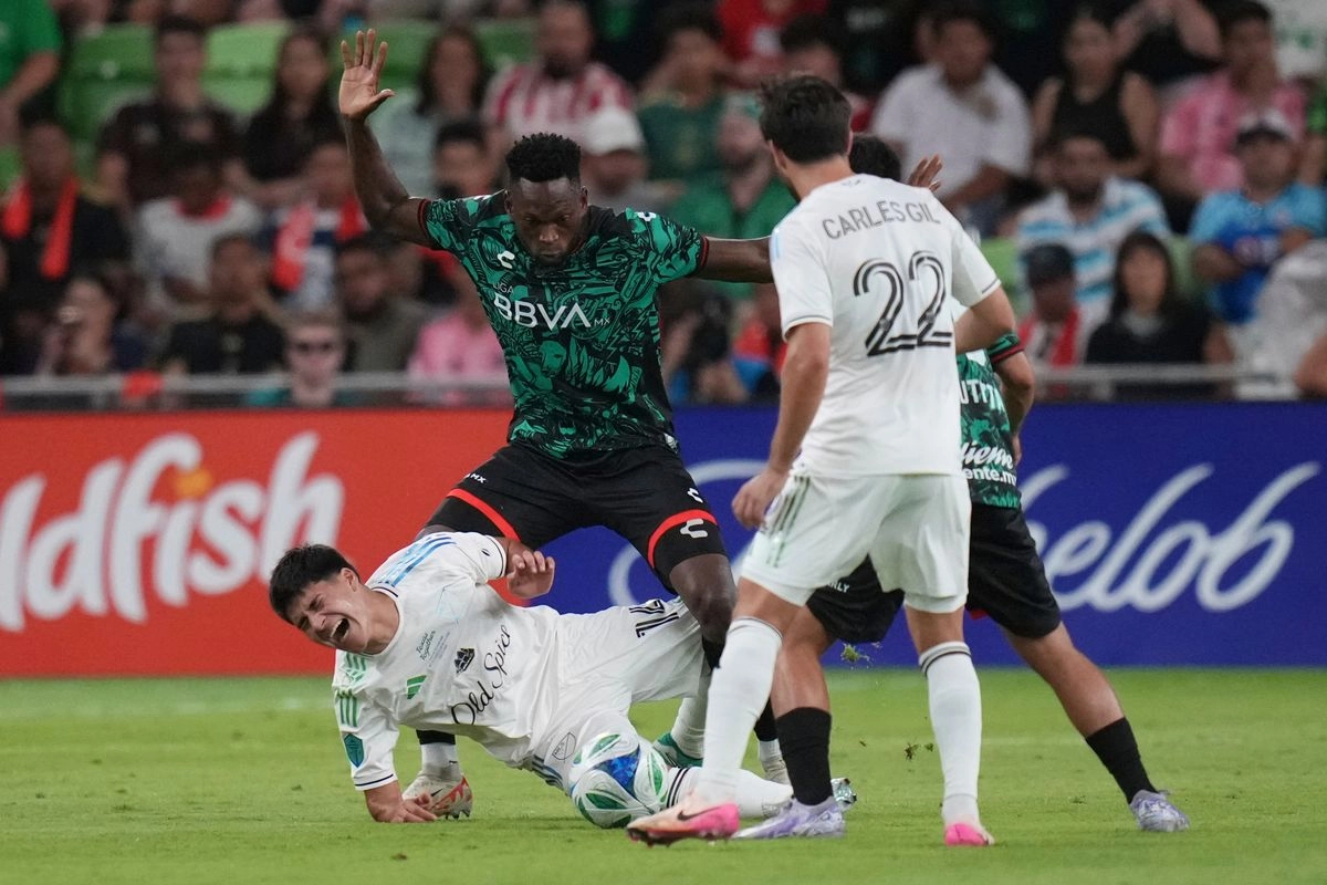 Diber Cambindo (27), jugador de las Estrellas de la Liga MX, se enfrenta a Obed Vargas (14), jugador de las Estrellas de la MLS, mientras luchan por el control del balón durante el partido de las Estrellas de la MLS en Austin, Texas, el miércoles 23 de julio de 2025. Foto