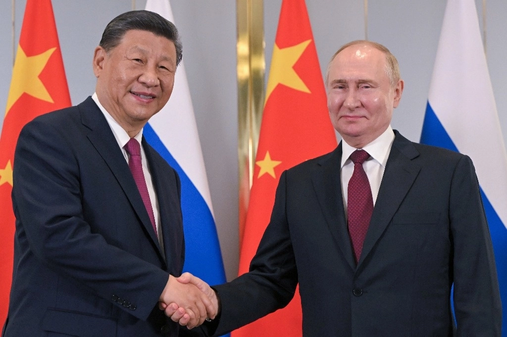 Vladimir Putin y Xi Jinping, presidentes de China y Rusia, respectivamente, en su encuentro en la cumbre de la Organización de Cooperación de Shanghái, celebrada en Kazajisán. Foto Ap 
