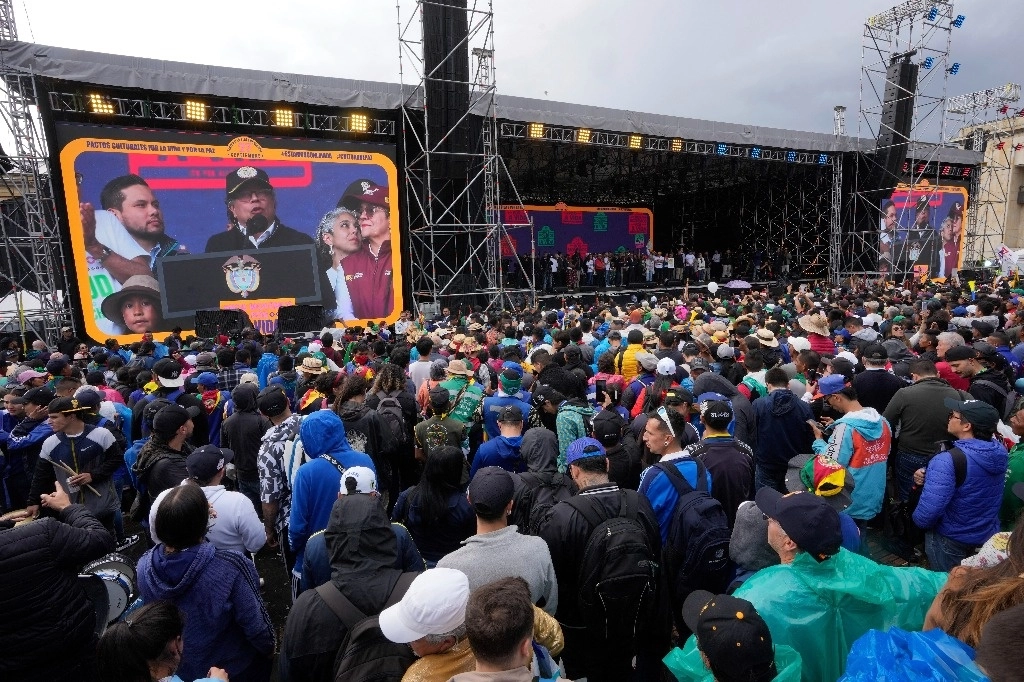 Miles de personas acudieron al llamado del presidente Gustavo Petro quien convocó a movilizarse para exigir cambios en Colombia. Foto Ap