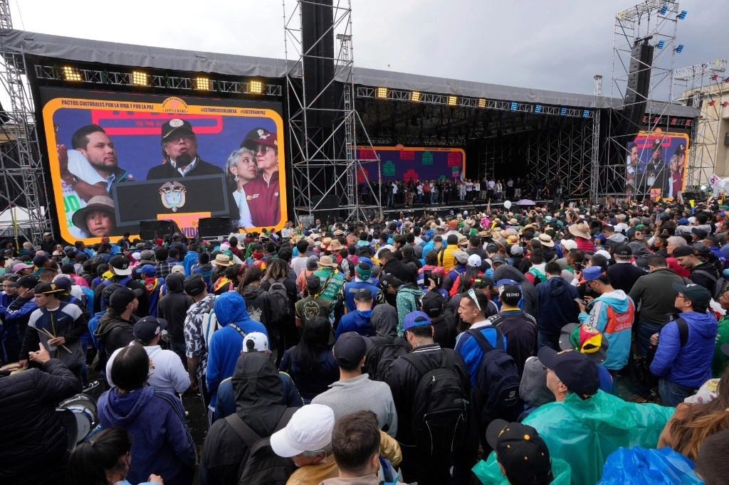 Indígenas, estudiantes, obreros y campesinos colmaron ayer la Plaza de Bolívar, en Bogotá, en apoyo al presidente Gustavo Petro (en la pantalla, al centro). Foto Ap 