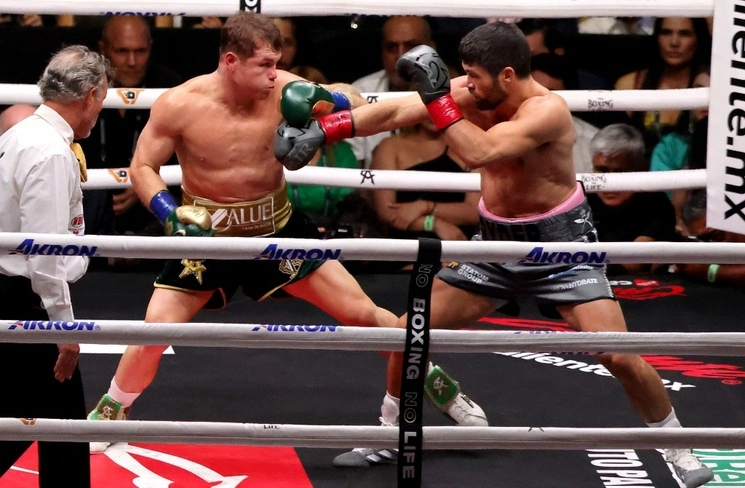 Después de 12 años, el jalisciense Saúl ‘Canelo’ Álvarez volvió a pelear en México, esta vez ante más de 50 mil asistentes al estadio Akron de Guadalajara, donde su rival británico hizo lo que pudo hasta el final para mantenerse en pie y resistir los puños del campeón. Foto Afp 
