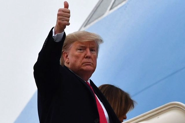 El presidente Donald Trump previo a su abordaje al Fuerza Área Uno. Foto Afp