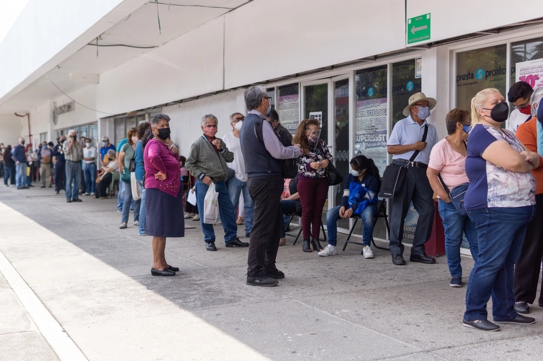 El derecho a la seguridad social "sigue presentándose como un reto estructural importante" en el país. Entre 2018 y 2020 el acceso a este sistema, además de presentar un desafío creciente, la mayor parte de la población sigue experimentándolo como carencia social. Foto Pablo Ramos / Archivo