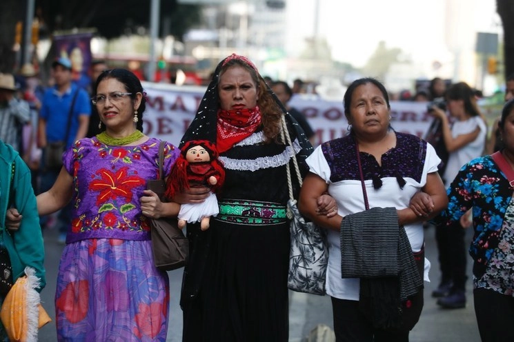 En muchas comunidades carecen de agua potable y no hay apoyos económicos federales o estatales para los indígenas. En la imagen, durante una marcha de comunidades indígenas en contra del Tren Maya. Foto Víctor Camacho / Archivo