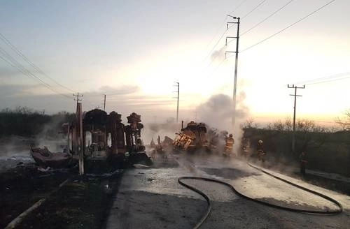 Una pipa cargada con 40 mil litros de combustible y un camión de transporte público chocaron ayer por la mañana en el kilómetro 21 de la carretera a Colombia, en el municipio de Salinas Victoria, Nuevo León. Foto La Jornada