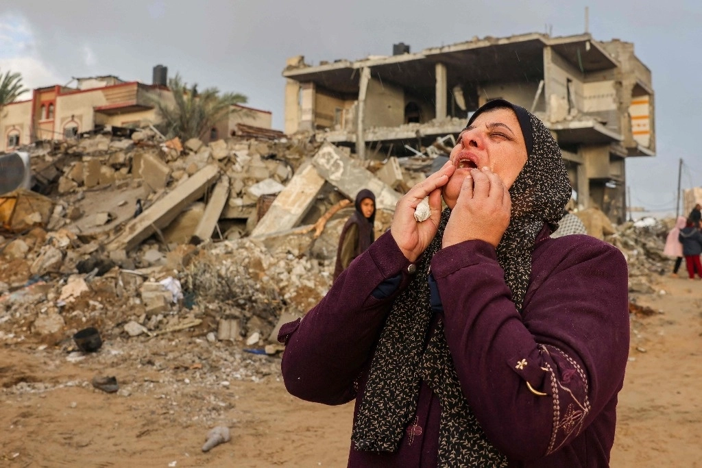 Reacción de una palestina al ver los destrozos en un barrio de Rafá bombardeado por fuerzas israelíes. Foto Afp



