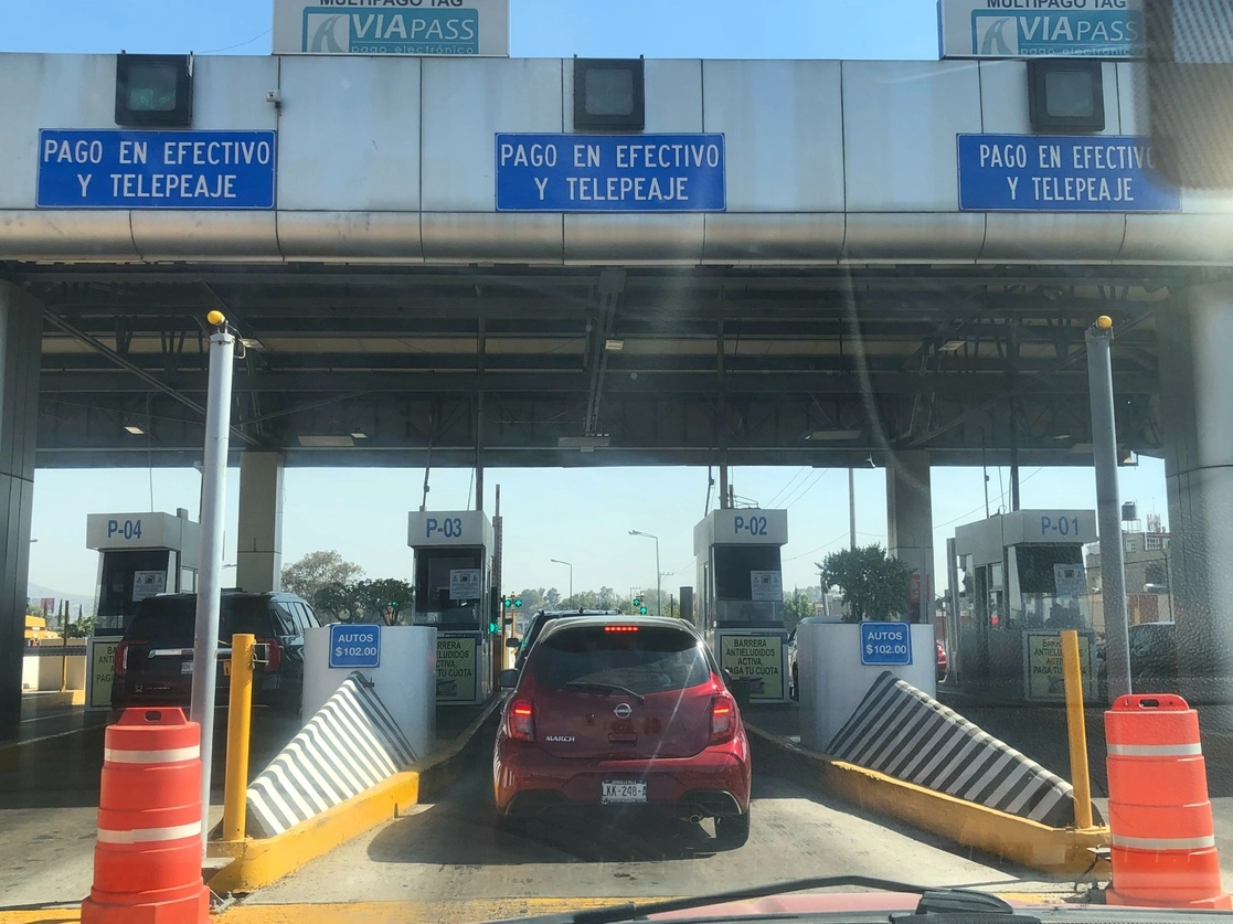 En las autopistas estatales también se reportaron aumentos, entre ellas vía México-Pirámides, cuyo costó pasó de 97 a 102 pesos por automóvil el 7 de febrero de 2023. Foto Javier Salinas