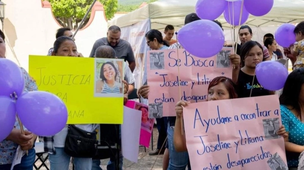 A tres meses de la misteriosa desaparición de dos jóvenes en Jalpan de Serra, Querétaro, amigos y familiares marcharon para pedir respuestas de las autoridades. Foto Ricardo Montoya