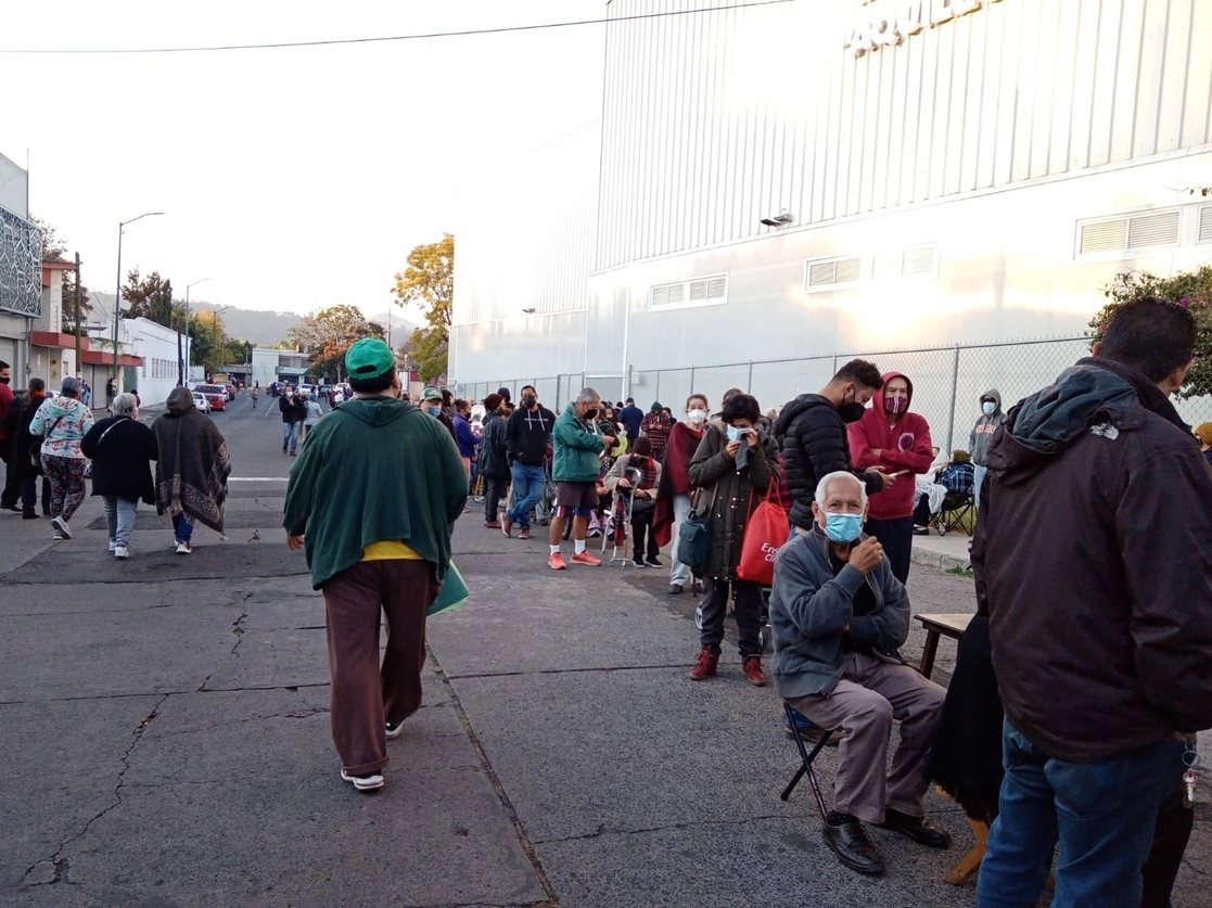 Fila de adultos mayores para acceder al centro de vacunación en el deportivo Venustiano Carranza, en Michoacán, el 10 de diciembre de 2021. Foto Ernesto Martínez Elorriaga