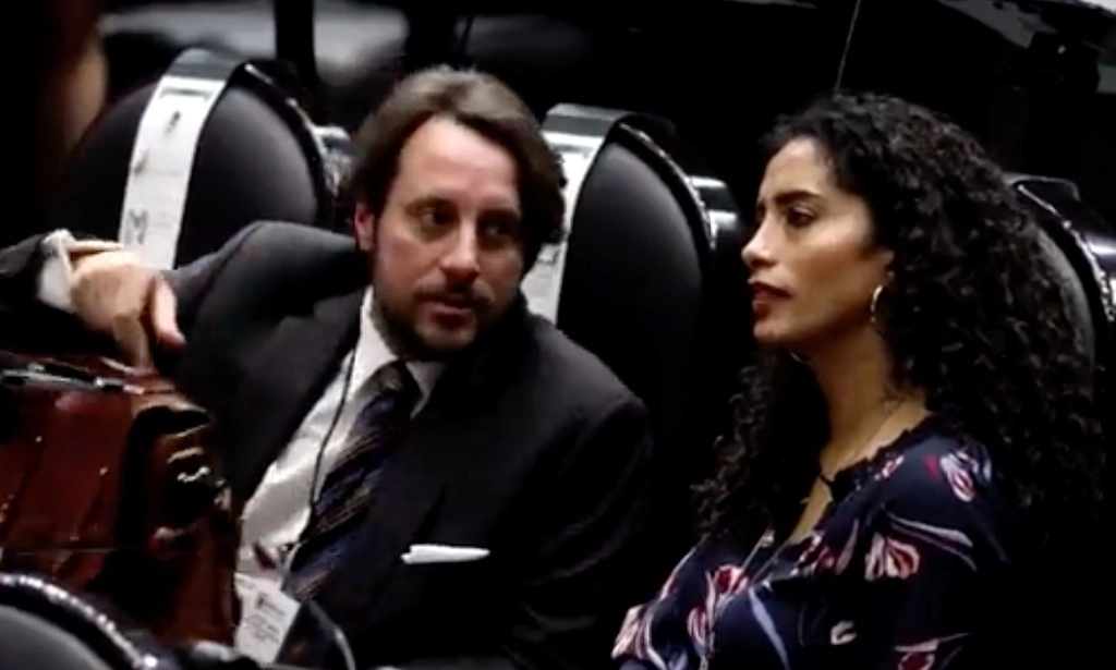 Paolo Salerno, cabildero de la italiana Enel Energía, sentado en una curul junto a la diputada perredista Edna Díaz en imagen de abril del año pasado, cuando se discutía la reforma eléctrica. Foto 'La Jornada'