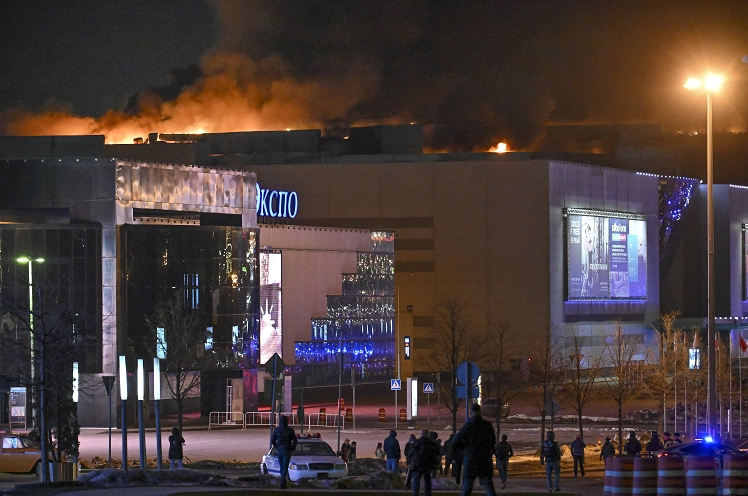 Un incendio sobre el Ayuntamiento de Crocus, extremo occidental de Moscú, luego de que varios hombres armados irrumpieron en una gran sala de conciertos y dispararon armas automáticas contra la multitud. Foto AP