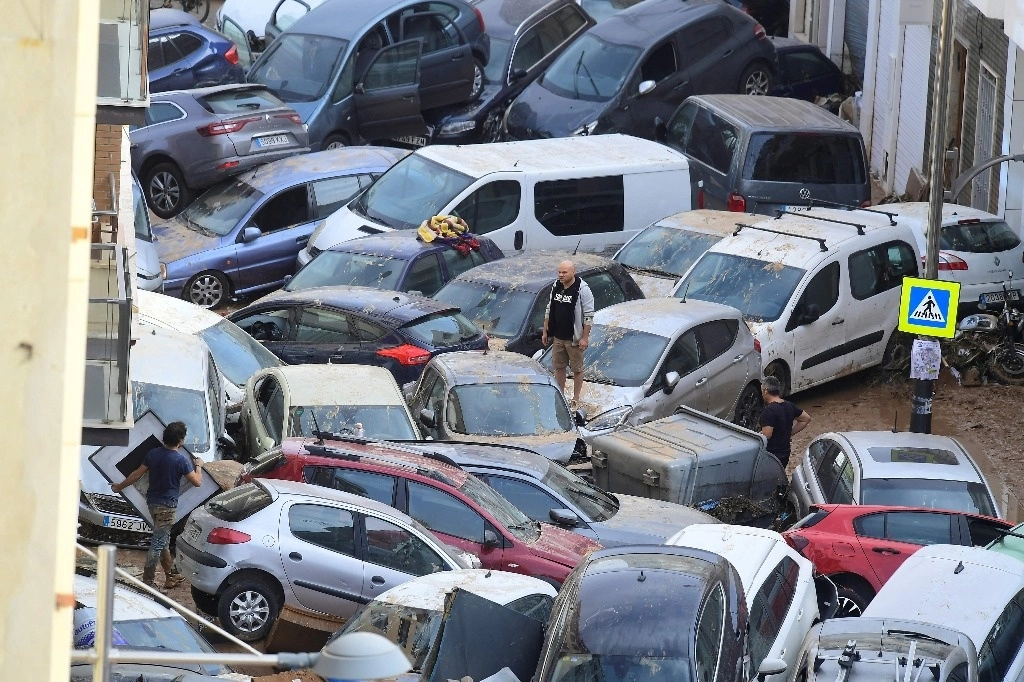 Automóviles amontonados tras las inundaciones en Sedaví, al sur de Valencia, el 30 de octubre de 2024. Foto Afp