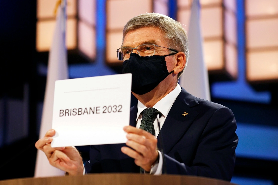 El presidente del COI, Thomas Bach, anuncia a Brisbane como la sede de los Juegos Olímpicos de 2032 durante la sesión del Comité Olímpico Internacional, el 21 de julio de 2021, en Tokio. Foto Pool vía Ap