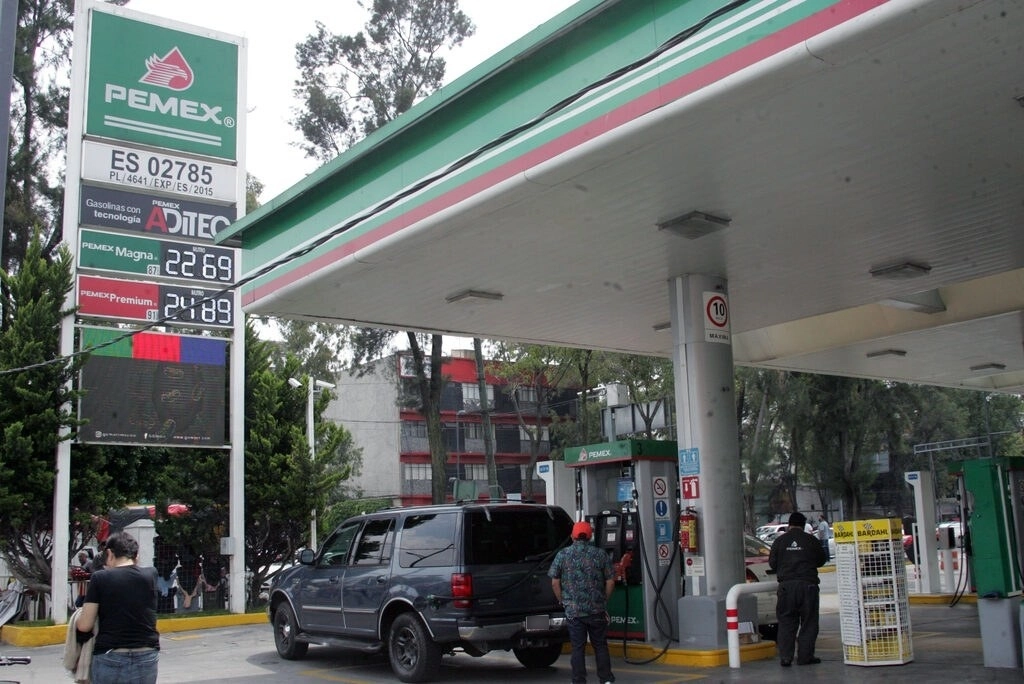 Gasolinera de Insurgentes Centro, en la Ciudad de México. Foto Roberto García Rivas / Archivo