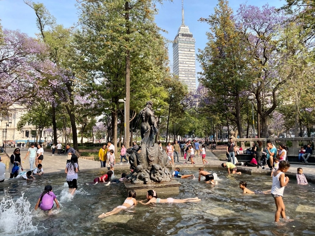El servicio meteorológico Nacional informó que en los recientes siete días hubo temperaturas iguales o mayores a 35 grados en las costas del Pacífico, así como en la Península de Yucatán y el occidente del país. de los 653 acuíferos que existen, la conagua reportó que sólo 111 tienen alta disponibilidad de líquido. las fuentes de la Alameda Central (imagen) han sido un imán para los niños. Foto Roberto García Ortiz