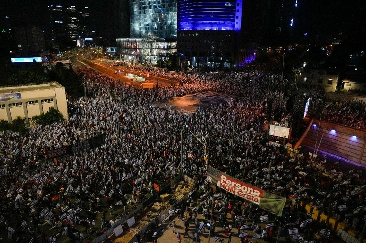 Miles de personas muestran su rechazo a la reforma judicial; consideran que podría imponer en el Israel un modelo con menos libertades y autoritario. Foto Ap 
