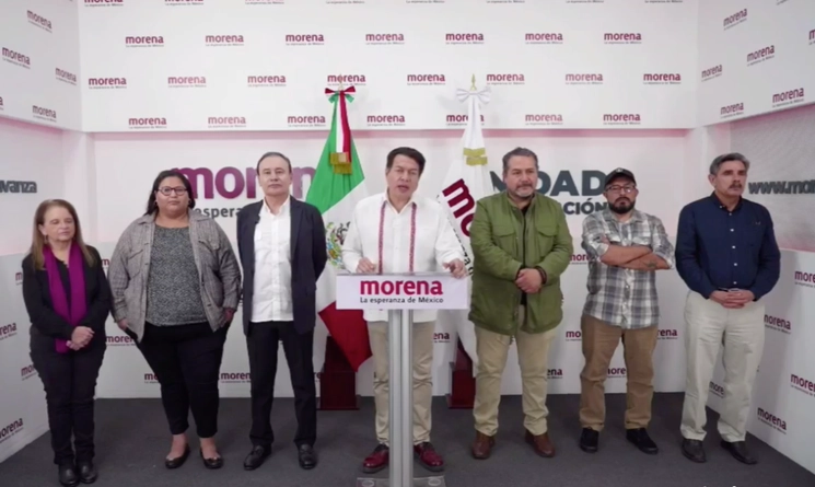 Mario Delgado, al centro, durante la conferencia de prensa al finalizar el sorteo de encuestadoras para el proceso interno de Morena. Captura de pantalla del mensaje transmitido en redes