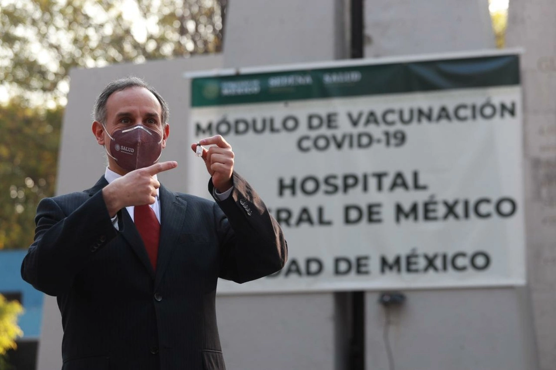 El subsecretario de Salud, Hugo López-Gatell durante la recepción de la vacuna de Pfizer contra el Covid-19. Foto Luis Castillo 