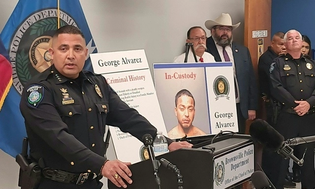El conductor del automóvil fue detenido por elementos de la policía de Brownsville. Foto Afp