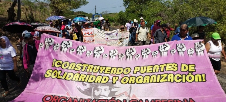 La OCSS participa en la marcha con motivo del 28 aniversario de la masacre de Aguas Blancas, en el municipio guerrerense de Coyuca de Benítez. Foto Héctor Briseño