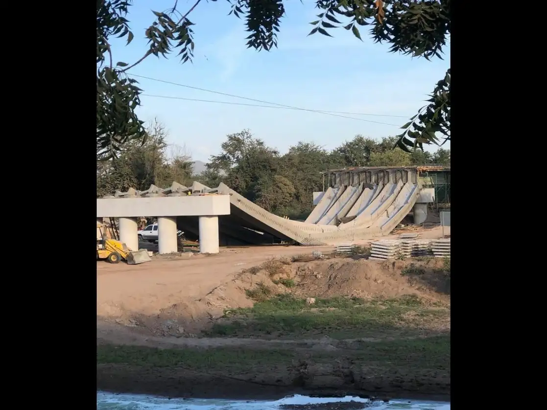 El “accidente de maniobra” ocurrió ayer cuando los operadores realizaban la colocación de las vigas y una golpeó a otra, lo que provocó un efecto domino y, por tanto, su derrumbe. Foto tomada de Twitter