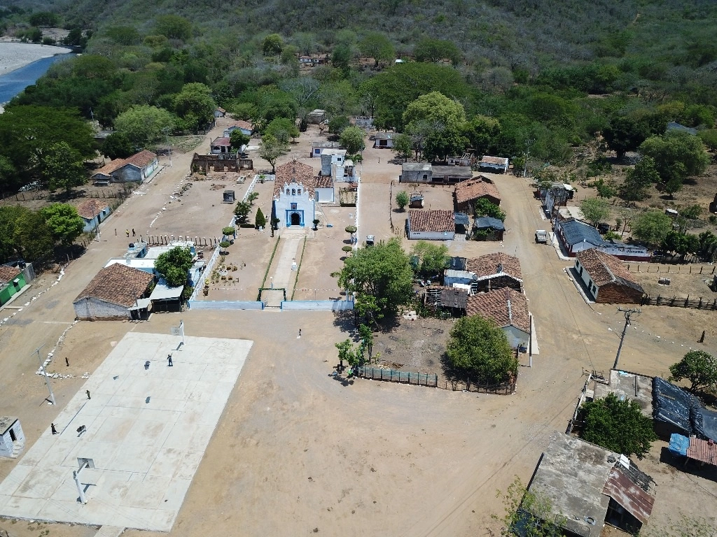 Comuneros de Santa María, en el municipio de El Rosario en Sinaloa, pidem apoyos ante la construcción de una presa. Foto Irene Sánchez