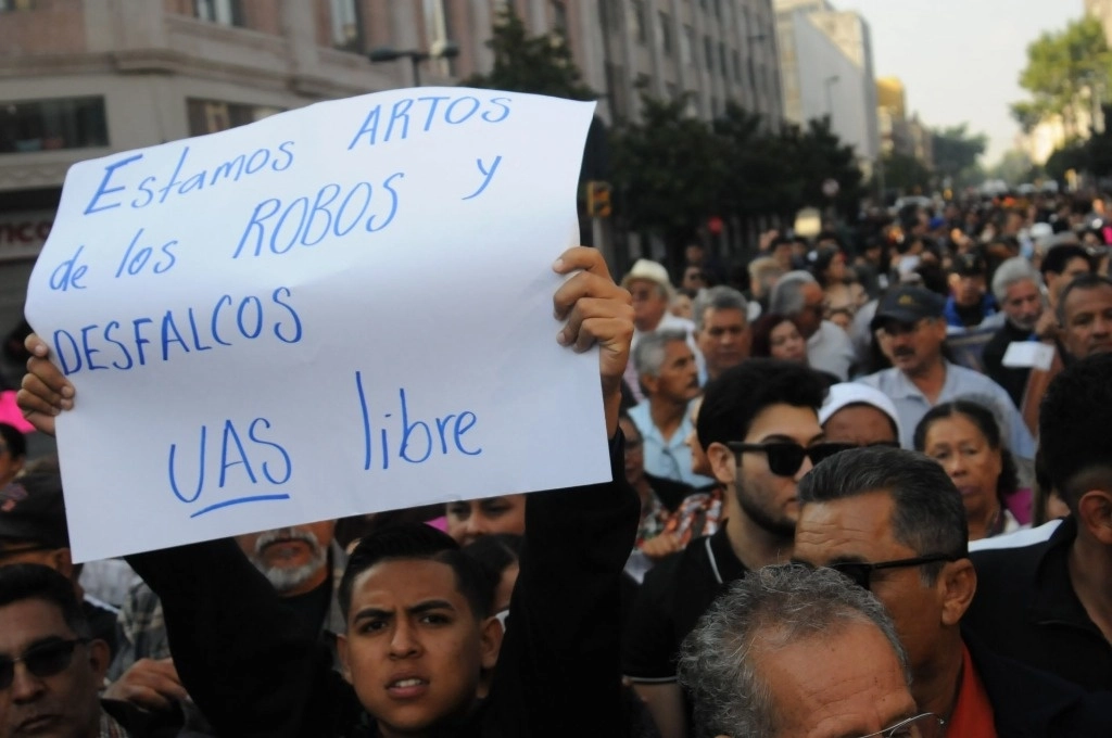 En la imagen, estudiantes y maestros de la UAS protestan en la capital del país para exigir que el Partido de Sinaloa (PAS), no se entrometa en decisiones de la institución, el 16 de julio de 2024. Foto Cuartoscuro / Archivo   
