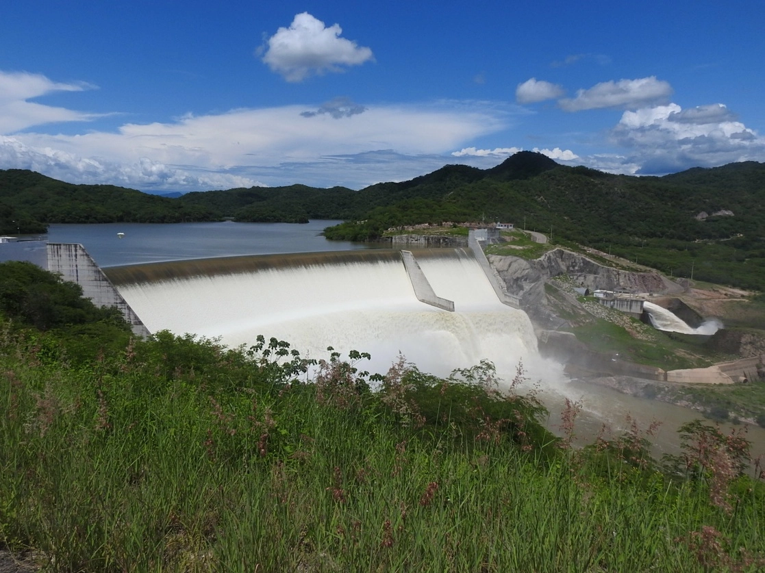 Protección Civil de Mazatlán informó que la presa Picachos superó su capacidad de almacenamiento. Foto Irene Sánchez