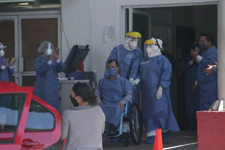 Un paciente de Covid-19 dado de alta de un hospital del Issste en Sinaloa. Foto Cuartoscuro