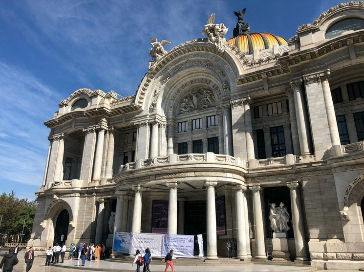 El cierre impidió el ensayo de la Orquesta Sinfónica Nacional y el acceso del público a los museos y taquillas que se encuentran en el inmueble.   Foto Alfredo Domínguez