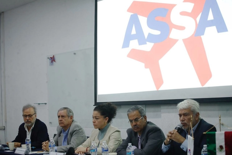 Conferencia de prensa sobre la oferta del gobierno federal para la compra de Mexicana de Aviación, en favor de los trabajadores jubilados, en las instalaciones de ASSA de México, en la capital del país, el 25 de mayo de 2023. Foto Cristina Rodríguez

