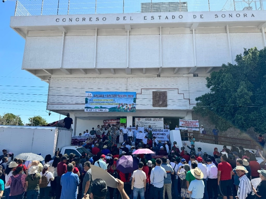 La marcha de los Sindicatos de Trabajadores Empleados y Académicos de la Unison llegó al Congreso de Sonora, donde exigieron solución a sus demandas laborales. Foto Cristina Gómez Lima  