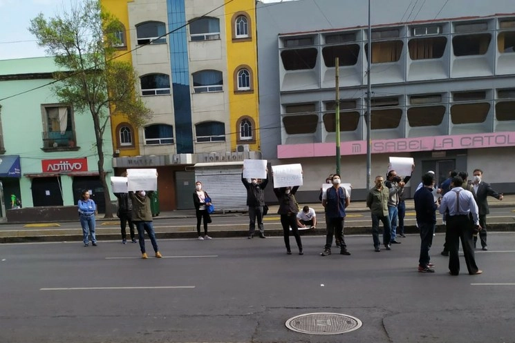 Trabajadores sindicalizados del Metro cerraron la calle de Izazaga a la altura de la estación Isabel la Católica. Foto Bertha Teresa Ramírez 