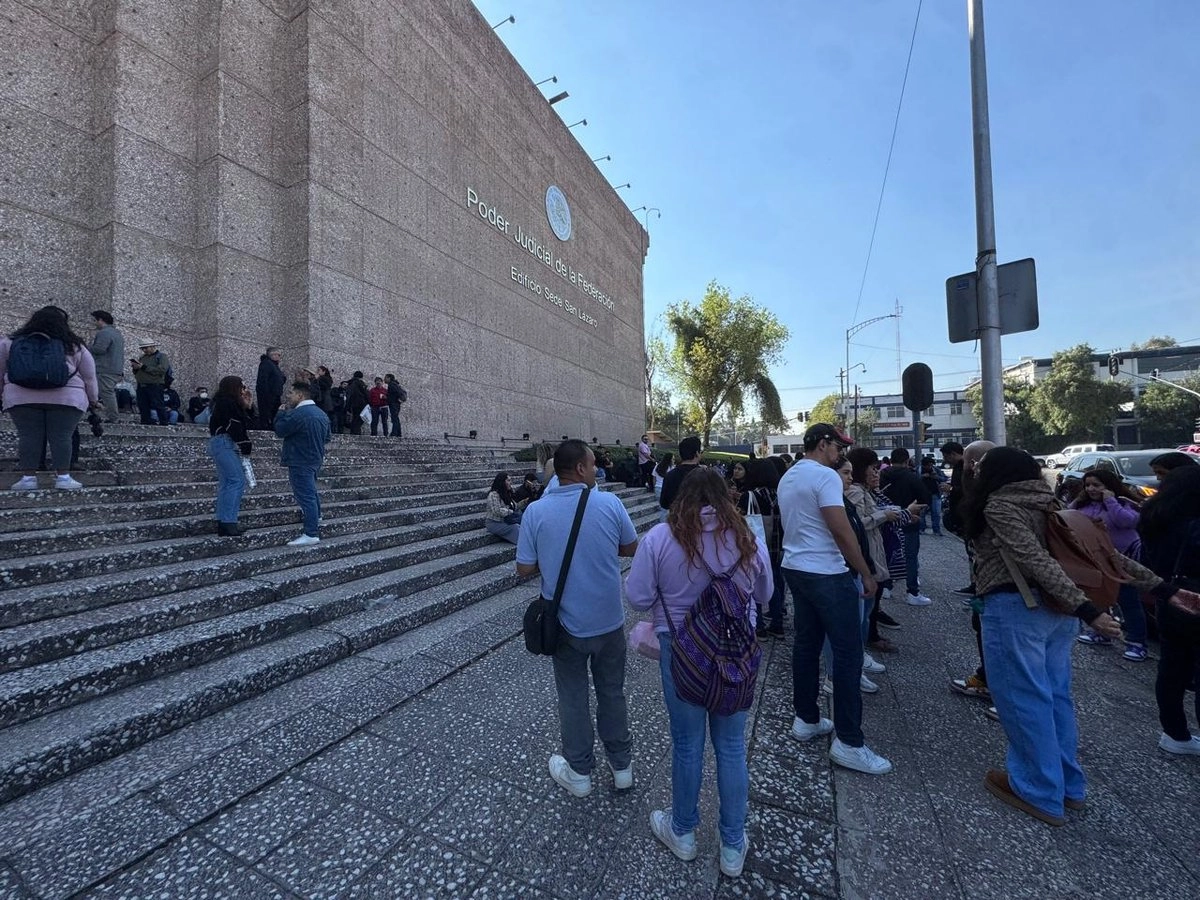 Trabajadores del Poder Judicial de la Federación realizan un paro de labores por falta de insumos, despidos masivos y falta de pago retroactivo, en la Ciudad de México, el 31 de octubre de 2025. 
